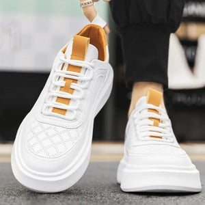 Tenis branco com detalhes. Respiravel. Casual. Desenho esportivo. Fashion.